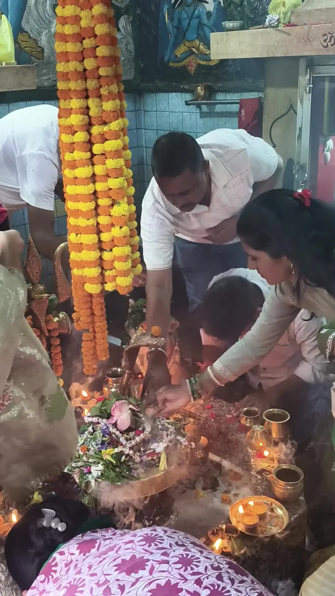 पंचमुखी हनुमान मंदिर पटना में सावन के अंतिम सोमवारी पर पूजा करते हुए।