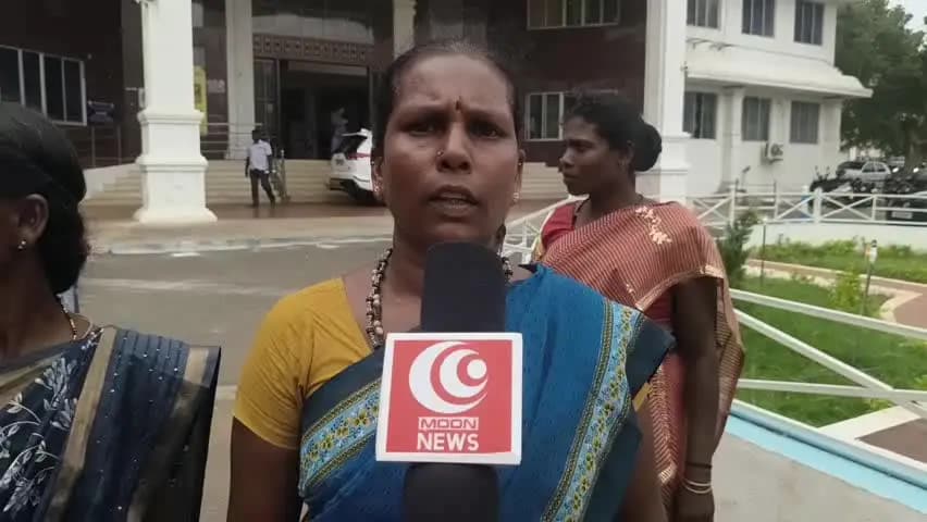 போடிநாயக்கனூர்: போடி வட்டம் மேலப்பரவு சொக்கன் அலை முதுவாக்குடி பகுதியில் வசிக்கும் ஆதிவாசி மலைவாழ் பழங்குடியினருக்கு வீடு வேண்டி கலெக்டரிடம் மனு