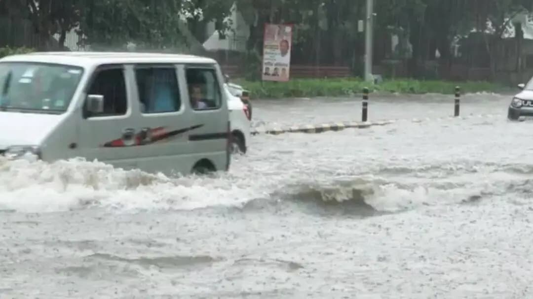 नई दिल्ली के बाबा खड़क सिंह मार्ग पर बारिश से जलभराव, यातायात प्रभावित