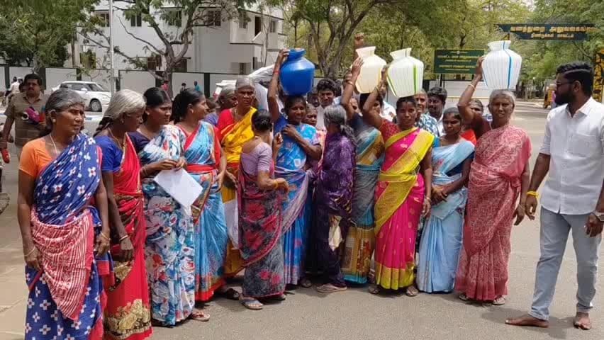 திண்டுக்கல் கிழக்கு: குடிநீர் வழங்கலில் பாகுபாடு: திண்டுக்கல் ஆட்சியரிடம் காலி குடங்களுடன் கோட்டை மாரம்பாடி மக்கள் மனு
