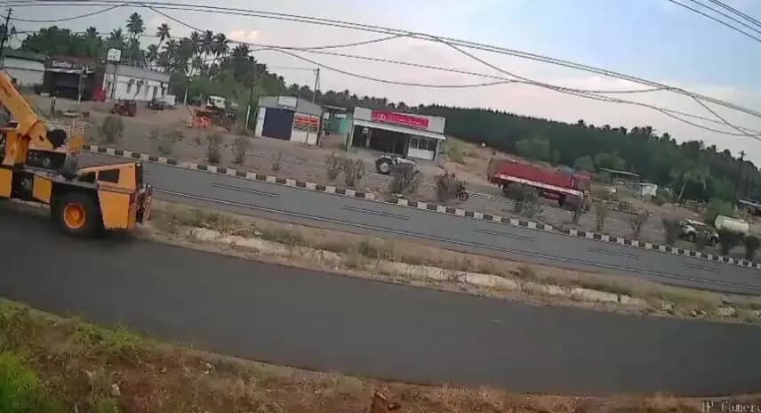 பரமத்தி வேலூர்: பரமத்திவேலூரில் அதிவேக ஈச்சர் லாரி ஷோரூமுக்குள் புகுந்து பெரிய சேதம்!