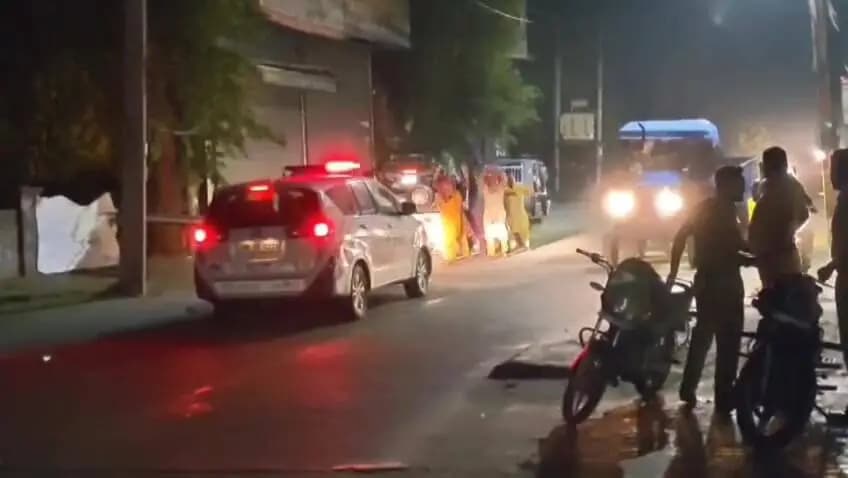 टोहाना: टोहाना में जेसीबी के आगे महिला कर्मचारी का प्रदर्शन, पुलिस ने हिरासत में लिया