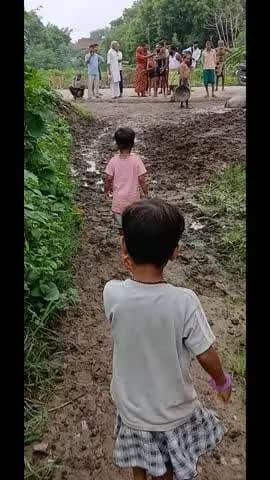 ग्राम कुरसेडा में पानी भरने और कीचड होने से लोग परेशान,