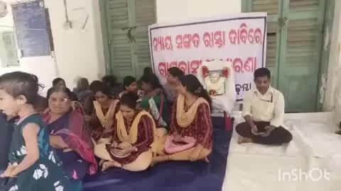 କଟକ ସଦର: ରାସ୍ତା ଖୋଲିବାକୁ ଦାବି କରି ବଡ଼ମ୍ବା ତହସିଲ କାର୍ଯ୍ୟାଳୟ ସମ୍ମୁଖରେ ଗ୍ରାମବାସୀଙ୍କ ଧାରଣା