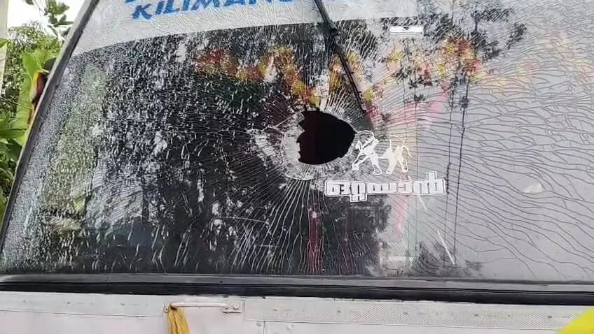 നെടുമങ്ങാട്: പ്രിയദര്ശിനി ബസുകള്ക്ക് കല്ലേറ്: ബസിന്റെ മുന് ഗ്ലാസ് തകര്ന്നു