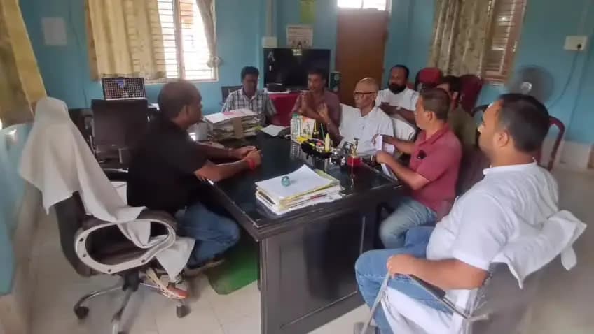 মোহনপুর: সারা ভারত কৃষকসভা মোহনপুর বিভাগীয় কমিটির উদ্যোগে বামুটিয়া এগ্রি সুপারের নিকট ডেপুটেশন প্রদান