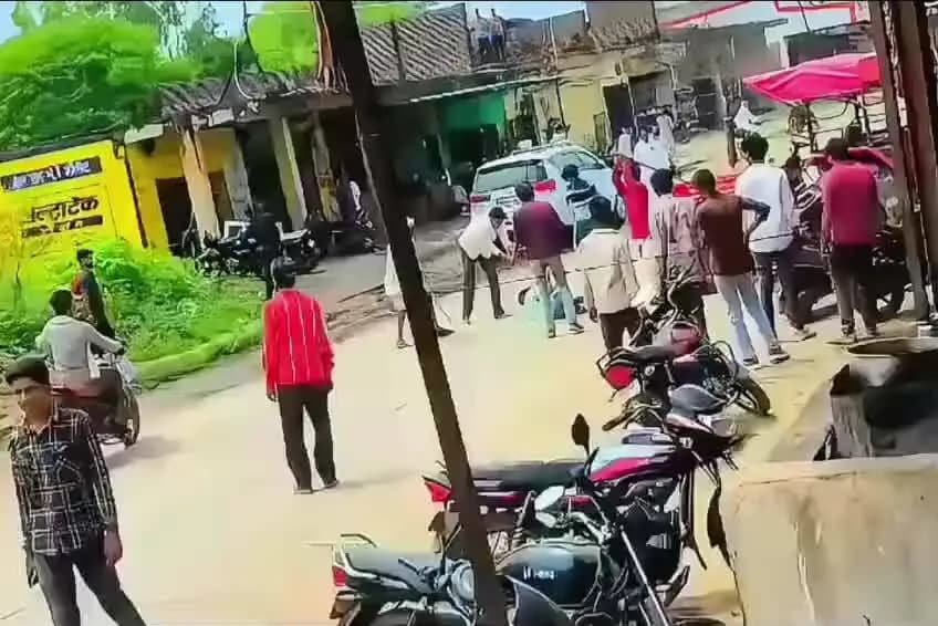 गुना नगर: कुंभराज के छाबड़ा चौराहा पर युवक को सड़क पर पटककर लट्ठ-लुहांगी से पीटा, वीडियो वायरल