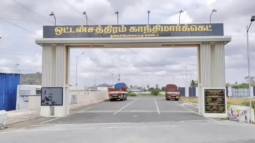 ஒட்டன்சத்திரம்: ஒட்டன்சத்திரம் காந்தி காய்கறி சந்தையில் களைகட்டிய ஓணம் பண்டிகை . காய்கறிகளின் விலை உயர்வால் விவசாயிகள் மற்றும் வியாபாரிகள் மகிழ்ச்சி