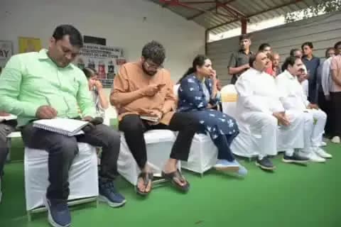 ఇబ్రహీంపట్నం: మదీనాగూడ డివిజన్లో పర్యటించి స్థానికులతో మాట్లాడి సమస్యలు అడిగి తెలుసుకున్న ఎమ్మెల్యే ఆరికపూడి గాంధీ
