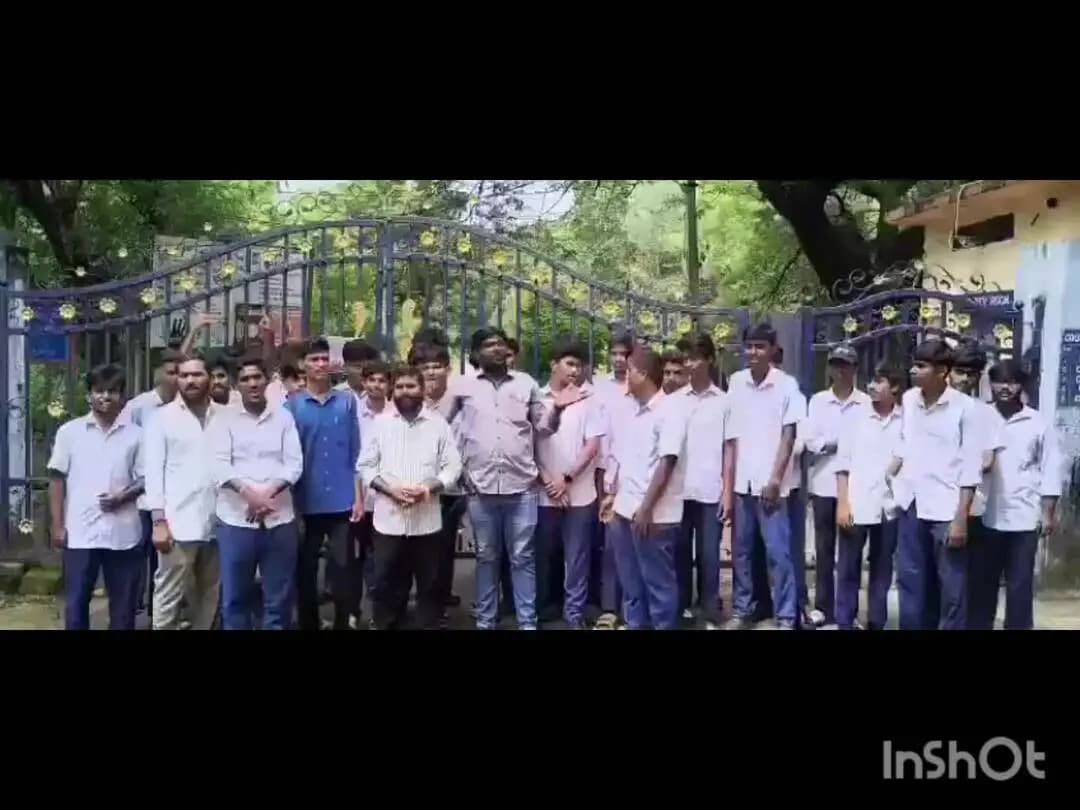మంచిర్యాల: రాష్ట్ర ప్రభుత్వం జీఓ 97 రద్దు చేయాలని నస్పూర్ లోని సింగరేణి పాలిటెక్నిక్ కళాశాల విద్యార్థుల ఆందోళన