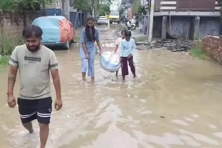करोल बाग: बुराड़ी की उत्तराखंड पार्ट-2 कॉलोनी में नारकीय हालात, लोग कई फीट पानी में घिरे