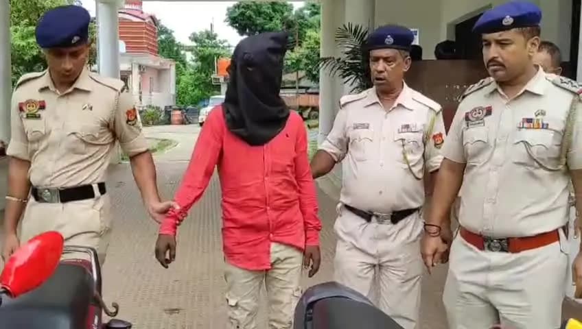 মোহনপুর: বাইক চুরি চক্রের আরো এক সদস্যকে গ্রেপ্তার করে এনসিসি থানার পুলিশ , উদ্ধার বাইক ও স্কুটি