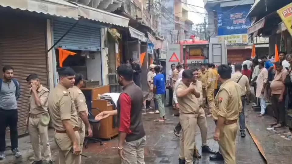 झांसी: बीच बाजार में मेडिकल स्टोर में लगी आग, धुएं से मचा हड़कंप