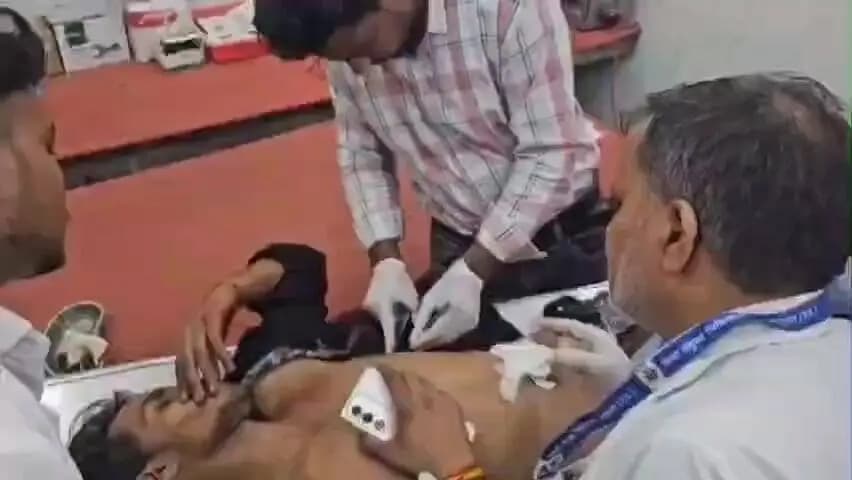 बागपत: बागपत में युवती के साथ जा रहे युवक पर चाकू से किया गया हमला