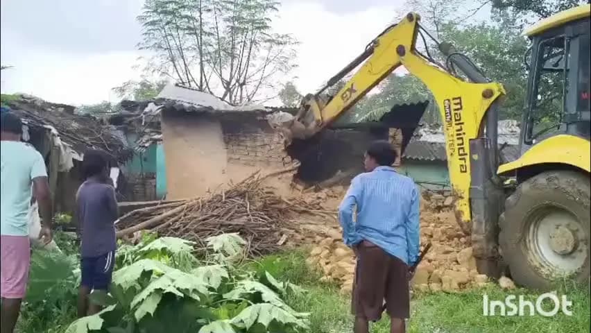 ଅତାବିରା: କୋର୍ଟ କଂ ନିର୍ଦ୍ଦେଶ କ୍ରମେ କୁମେଲସିଂହା ଗ୍ରାମରେ ୩ଟି ପରିବାରକଂ ଘର ଭଂଗାଗଲା