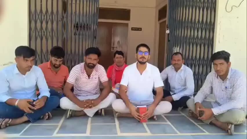 बीकानेर: कतरियासर में बिजली कटौती और लो-वोल्टेज के खिलाफ ग्रामीणों ने ग्राम पंचायत के आगे धरना लगाया