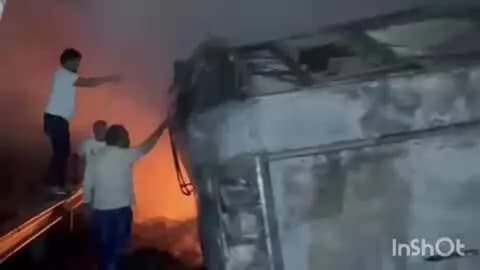 सरदारपुर: सरदारपुर में देर रात यात्री बस में भीषण आग, यात्रियों ने खिड़कियां तोड़कर बचाई जान, सामान खाक
