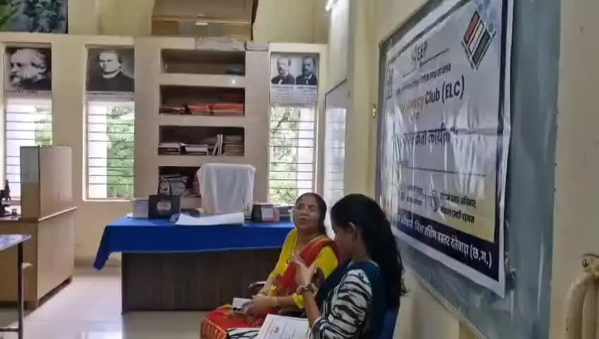 दंतेवाड़ा: *किरंदुल: शासकीय अरविंद महाविद्यालय में मतदाता जागरूकता कार्यशाला का आयोजन, EVM-VVPAT की दी जानकारी*
*किरंदुल।* शासकीय