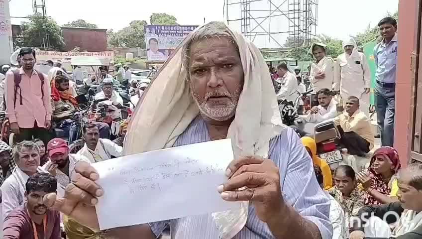 आगरा: आगरा जिला मुख्यालय पर 11 सूत्रीय मांगों को लेकर दिव्यांगजनों ने किया प्रदर्शन, कटोरा लेकर मांगी भीख