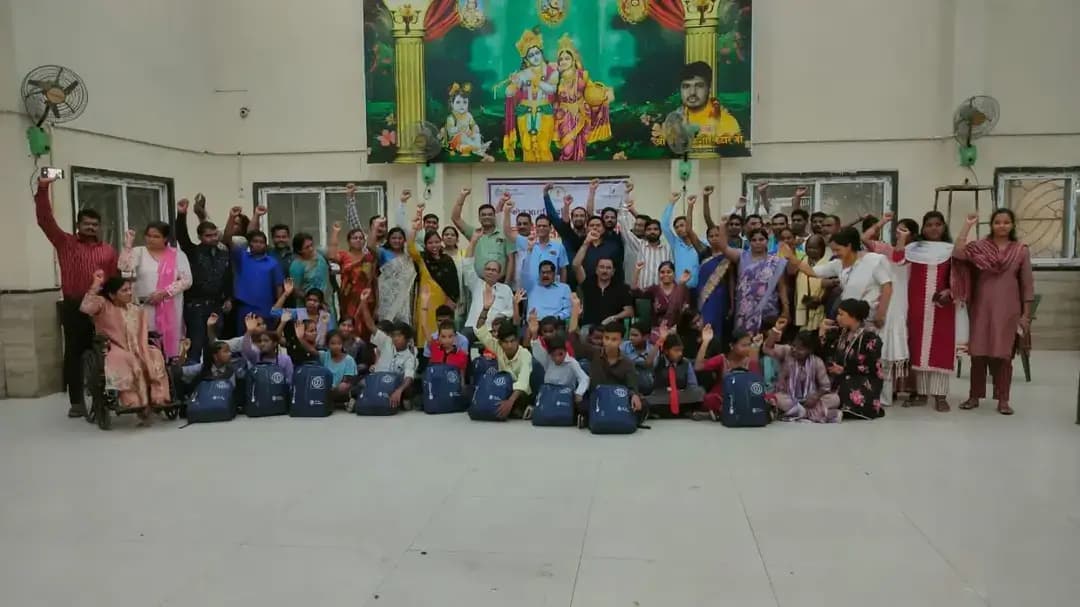 दृष्टिबाधित बच्चों ने सीखा बिना देखे स्मार्टफोन चलाना
समग्र शिक्षा एवं एक कदम और फाउंडेशन के संयुक्त तत्वावधान में तीन दिवसीय प्रशिक्षण संपन्न
आधुनिक तकनीक के दौर में दृष्टिबाधिता स्मार्टफोन और डिजिटल संसाधनों के उपयोग में बाधा नहीं बनेगी। दृष्टिबाधित बच्चों को तकनीक के माध्यम से आत्मनिर्भर बनाने और उन्हें शिक्षा, संवाद तथा दैनिक जीवन में डिजिटल संसाधनों का स्वतंत्र रूप से उपयोग करने में सक्षम बनाने के उद्देश्य से समग्र शिक्षा एवं एक कदम और फाउंडेशन के संयुक्त तत्वावधान में 20 से 22 अगस्त तक तीन दिवसीय विशेष प्रशिक्षण कार्यक्रम आयोजित किया गया। प्रशिक्षण में जिले के 39 चिन्हांकित दृष्टिबाधित बच्चों एवं उनके अभिभावकों ने सहभागिता की।
तीन दिनों तक बच्चों ने सीखी स्मार्टफोन संचालन की तकनीक
प्रशिक्षण के दौरान एक कदम और फाउंडेशन के मास्टर ट्रेनर्स एवं समग्र शिक्षा के बीआरपी स्पेशल एजुकेटर्स ने बच्चों को स्मार्टफोन के स्वतंत्र संचालन की व्यावहारिक जानकारी दी। बच्चों को बिना देखे मोबाइल संचालित करने, विभिन्न उपयोगी सुविधाओं और सहायक तकनीकों का इस्तेमाल करने का प्रशिक्षण दिया गया। प्रशिक्षकों ने बताया कि स्मार्टफोन का उपयोग केवल बातचीत या मनोरंजन तक सीमित न रखकर शिक्षा, जानकारी प्राप्त करने, संवाद स्थापित करने और अपनी क्षमताओं को विकसित करने के प्रभावी माध्यम के रूप में किया जा सकता है। तीन दिनों तक बच्चों ने स्वयं स्मार्टफोन चलाकर विभिन्न गतिविधियों का अभ्यास किया। लगातार अभ्यास के दौरान बच्चों में तकनीक के प्रति आत्मविश्वास और रुचि बढ़ती दिखाई दी।
अभिभावकों को भी दिया गया आत्मनिर्भरता का मंत्र
प्रशिक्षण में अभिभावकों के लिए भी विशेष सत्र आयोजित किए गए। बीआरपी स्पेशल एजुकेटर्स एवं मास्टर ट्रेनर्स ने अभिभावकों को दृष्टिबाधित बच्चों की आवश्यकताओं को समझने तथा उनके साथ बेहतर तालमेल स्थापित करने के संबंध में मार्गदर्शन दिया। अभिभावकों को बताया गया कि बच्चों के प्रति केवल सहानुभूति रखने के बजाय उन्हें अवसर, प्रोत्साहन और विश्वास देना अधिक जरूरी है। बच्चों को छोटे-छोटे कार्य स्वयं करने तथा तकनीक का स्वतंत्र रूप से उपयोग करने के अवसर देने से उनमें आत्मविश्वास और आत्मनिर्भरता विकसित होती है।
अतिथियों के सामने बच्चों ने मोबाइल चलाकर दिखाई अपनी प्रतिभा
प्रशिक्षण के अंतिम दिन बच्चों ने उपस्थित अधिकारियों एवं अतिथियों के समक्ष स्वयं स्मार्टफोन संचालित कर अपने सीखे हुए कौशल का प्रदर्शन किया। दृष्टिबाधित बच्चों ने बिना देखे मोबाइल का संचालन करते हुए प्रशिक्षण के दौरान प्राप्