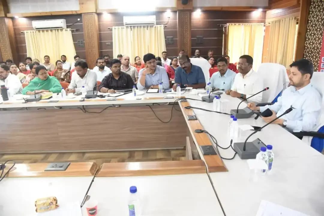 हर खेत का हो डिजिटल सर्वे, हर किसान का हो पंजीयन
कलेक्टर श्री अभिजीत सिंह ने प्रधानमंत्री फसल बीमा योजना, डिजिटल फसल सर्वेक्षण, एग्रीस्टेक पोर्टल एवं लंबित बकेट क्लेम प्रकरणों की समीक्षा करते हुए किसान हित में महत्वपूर्ण निर्देश दिए।
उन्होंने सितंबर माह तक डिजिटल फसल सर्वेक्षण पूर्ण करने, सर्वेयरों की संख्या बढ़ाने तथा सक्रिय सर्वेयरों की सूची तैयार करने के निर्देश दिए। साथ ही पटवारियों को सर्वेयरों के साथ मौके पर जाकर फसल सर्वेक्षण का सत्यापन एवं लंबित सर्वेक्षणों का अनुमोदन प्राथमिकता से करने कहा।
कलेक्टर ने एग्रीस्टेक में किसानों का शत-प्रतिशत पंजीयन सुनिश्चित करने और लंबित बकेट क्लेम प्रकरणों का शीघ्र निराकरण करने पर जोर दिया। धान के साथ कोदो, कुटकी, अरहर, कपास, सोयाबीन, तिल, रागी सहित अन्य फसलों का भी डिजिटल सर्वे किया जाएगा, ताकि पात्र किसानों को योजनाओं का लाभ मिल सके।
किसान पंजीयन और डिजिटल सर्वेक्षण में लापरवाही पर संबंधित अधिकारियों की जिम्मेदारी तय की जाएगी।
#Durg #AgriStack #DigitalCropSurvey #PMFBY #किसान_हित