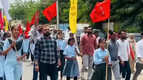 सीकर: थेडी गांव के ग्रामीणों और स्कूल के छात्र-छात्राओं ने स्कूल की समस्या को लेकर जिला कलेक्ट्रेट पर किया प्रदर्शन