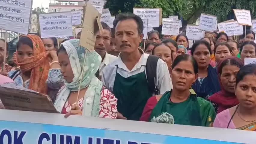 খোয়াই: গত তিন মাস ধরে মিড ডে মিলের রাধুনীদের বেতন হচ্ছে না! এরই প্রতিবাদে খোয়াই জেলা শিক্ষা আধিকারিকের নিকট
