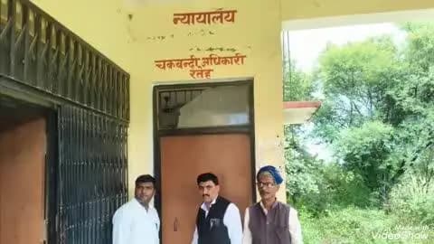 लालगंज: लालगंज तहसील परिसर में चकबंदी कार्यालय पर कास्तकारों ने प्रदर्शन करते हुए फाइलों के निस्तारण में देरी का लगाया आरोप