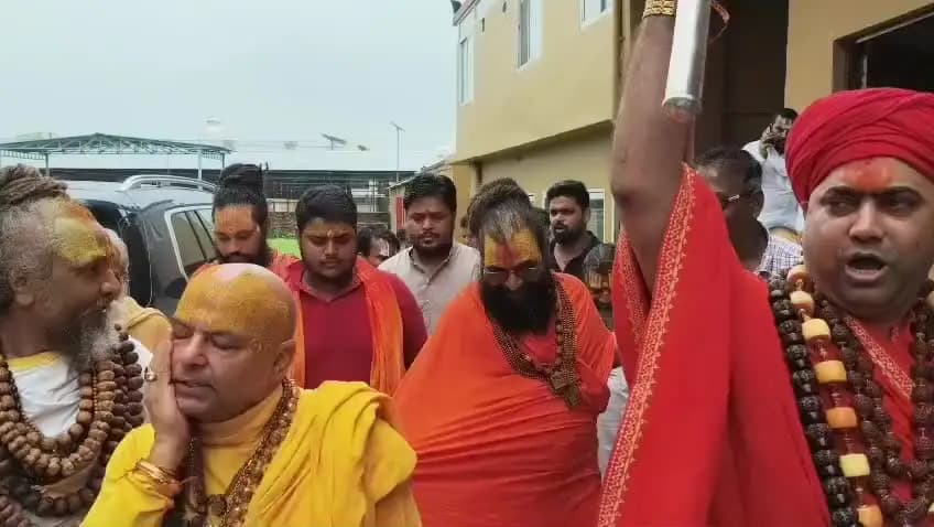 अयोध्या के संतों में आक्रोस ,चंदा चोरों , अयोध्या छोड़ो, विरोध में नारे लगे