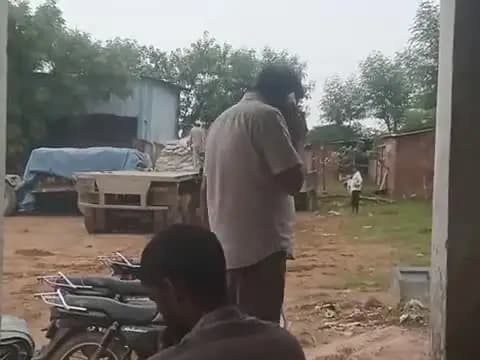 Deeg cement depo upar se 10-20 katte le jaate hue lekhu Seth