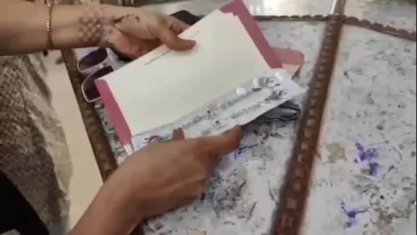 बरेली: राखी भेजने के लिए डाकघरों में उमड़ी बहनों की भीड़, 10 रुपये में खास लिफाफा; विदेश तक पहुंचेगी भाई की कलाई पर राखी