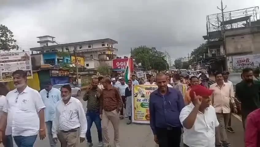 दंतेवाड़ा: *दंतेवाड़ा में गूंजी शिक्षकों की आवाज, TET मुक्ति रैली निकालकर सौंपा ज्ञापन*
दंतेवाड़ा।समस्त शिक्षक साथियों के आह्वान प