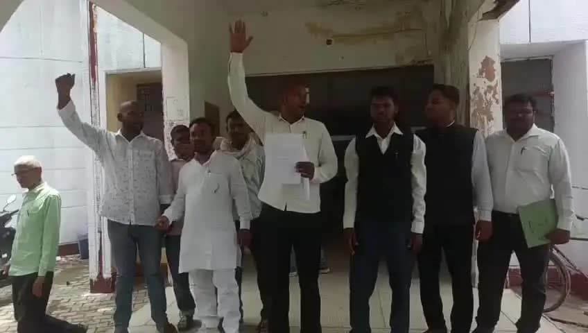 मऊ: कलेक्ट्रेट परिसर में निषाद समाज के लोगों ने अयोध्या के राजूदास महन्त के खिलाफ जिलाधिकारी को सौंपा ज्ञापन