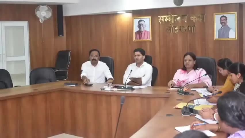 लोहरदगा: लोहरदगा में उपायुक्त ने ‘अकिल एड़पा’ की समीक्षा की, 55 विद्यालयों को शत-प्रतिशत रिजल्ट के निर्देश दिए