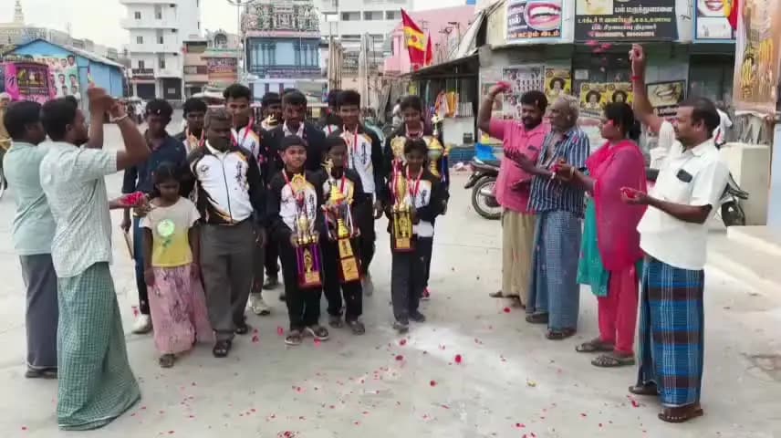 எடப்பாடி: கர்நாடக மாநிலம் பெங்களூரில் நடைபெற்ற கராத்தே போட்டியில் சேலம் மாவட்டம் எடப்பாடி பகுதியை சேர்ந்த மாணவர் மாணவியர்கள் முதலிடம்