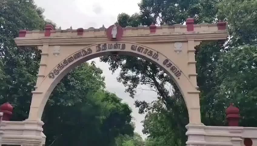 சேலம்: அஸ்தம்பட்டி நுகர்வோர் நீதிமன்றத்தை மாற்றக்கூடாது என எதிர்ப்பு தெரிவித்து வக்கீல் சங்கத்தினர் ஆர்ப்பாட்டம்