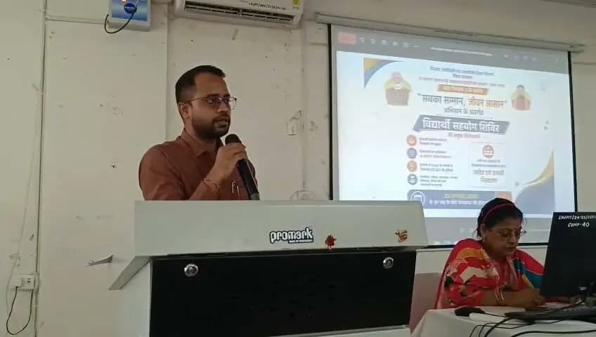 🎥 विद्यार्थी सहयोग शिविर | जिला पदाधिकारी का संबोधन
📍 इंजीनियरिंग कॉलेज, छपरा
1. विद्यार्थियों की समस्याओं को सुनना और उनका समाधान करना जिला प्रशासन की प्राथमिकता है।
2. विद्यार्थी सहयोग शिविर छात्रों की समस्याओं एवं सुझावों को सामने लाने का महत्वपूर्ण मंच है।
3. छात्र-छात्राएँ अपनी समस्याएँ पोर्टल के साथ-साथ शिविर में भी प्रस्तुत कर सकते हैं।
4. प्राप्त समस्याओं का संबंधित स्तर पर परीक्षण कर एक माह के अंदर समाधान का प्रयास किया जाएगा।
5. संस्थान स्तर की समस्याओं का समाधान कॉलेज प्रबंधन तथा जिला स्तर की समस्याओं पर संबंधित विभाग कार्रवाई करेंगे।
6. विद्यार्थियों की शैक्षणिक एवं मूलभूत सुविधाओं से जुड़ी समस्याओं के समाधान में लापरवाही बर्दाश्त नहीं की जाएगी।
7. विद्यार्थियों से अपील है कि वे अपनी समस्याओं और सुझावों को बेझिझक प्रशासन के सामने रखें।
8. छात्रों की आवाज़ और सुझाव बेहतर व्यवस्था एवं बेहतर भविष्य निर्माण में महत्वपूर्ण भूमिका निभाते हैं।
9. प्रशासन और विद्यार्थियों के बीच सीधा संवाद समस्याओं के त्वरित समाधान का प्रभावी माध्यम है।
10. विद्यार्थियों की प्रगति और बेहतर भविष्य के लिए जिला प्रशासन निरंतर प्रयासरत है। 🌱📚