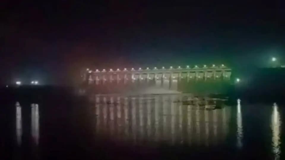 बाणसागर बांध के 3 गेट खोले गए।
#shahdol #शहडोल
