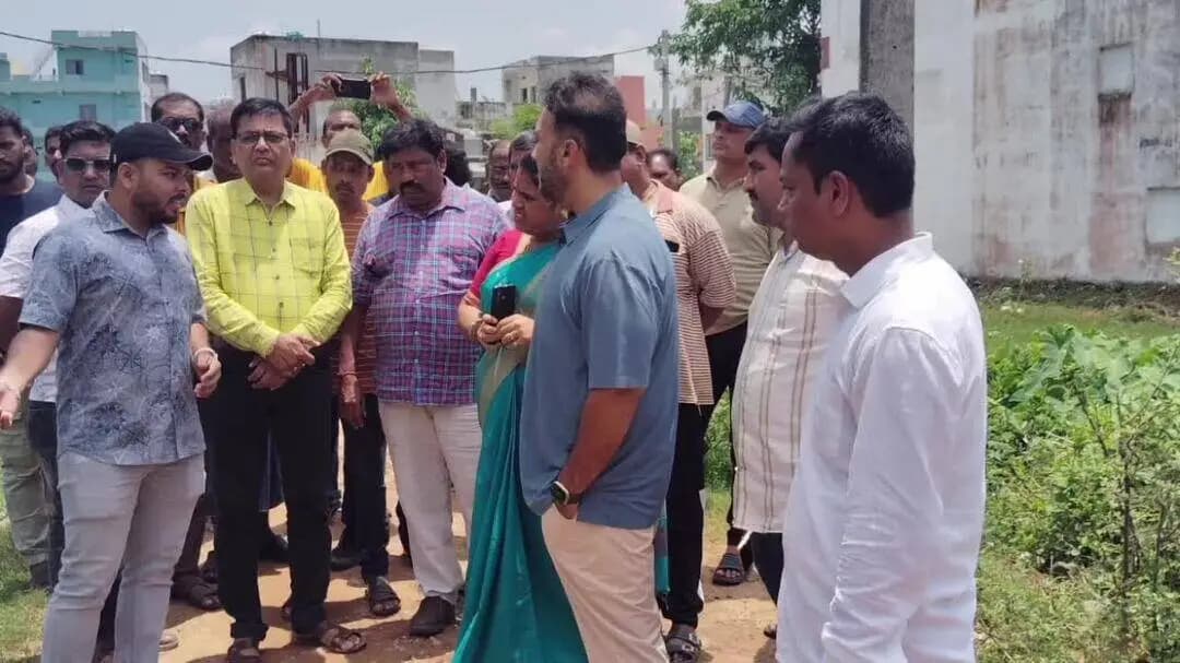 ପାରଳାଖେମୁଣ୍ଡି: ଲଗାଣ ବର୍ଷାରେ ଜଳବନ୍ଦୀ ଅଞ୍ଚଳ ପରିଦର୍ଶନ କଲେ ପାରଳା ବିଧାୟକ