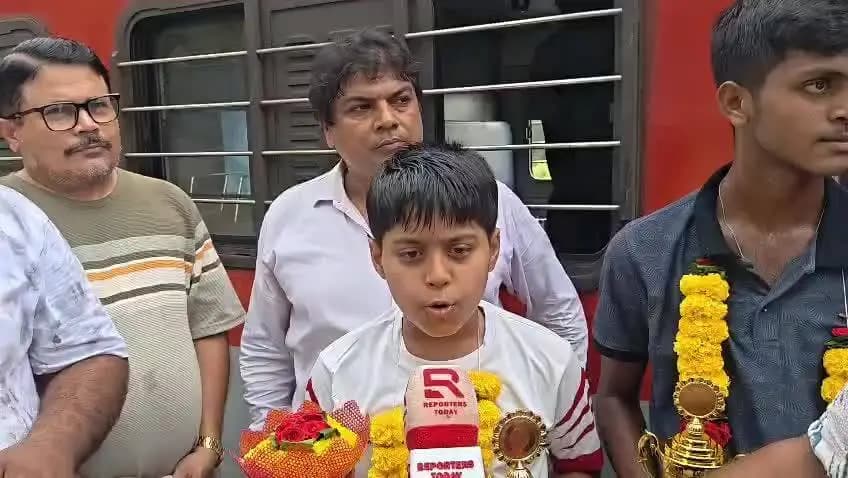 ଗୁଣୁପୁର: ରାଜ୍ୟ ସ୍ତରୀୟ ବ୍ୟାଡମୀଟନ୍ ରେ ବିଜୟ ହେବାପରେ ଗୁଣପୁର ଫେରିଲେ ୧୩ବର୍ଷ ଖେଳାଳି ମାନେ,ଶୁଣିବା ଷ୍ଟେସନ ପରିସରରେ ପ୍ରତିକ୍ରିୟା