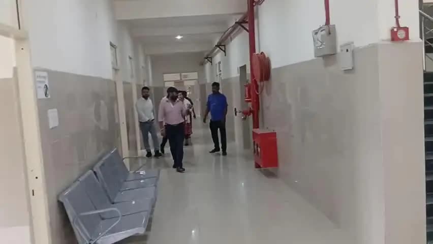 आंवला: आंवला सीएचसी के नोडल प्रभारी ने किया निरीक्षण, जलभराव, साफ-सफाई समेत कई कमियों पर जताई नाराजगी