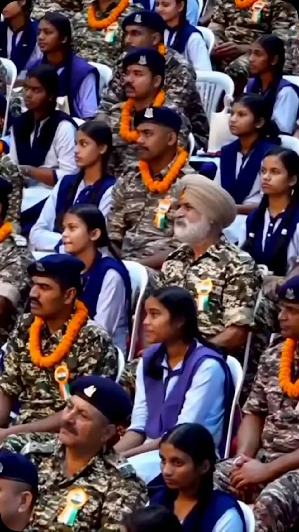“आज बड़ी संख्या में उपस्थित हमारे केंद्रीय बलों के वीर जवानों को बहनों ने राखी बाँधी। यह अद्भुत दृश्य मैंने पहली बार देखा है। यह भावुक और अविस्मरणीय क्षण हमेशा मेरे मन में अंकित रहेगा।”
— श्री विष्णु देव साय
मुख्यमंत्री, छत्तीसगढ़
#SnehKiDor #VeerJawan #RakshaBandhan2026 #VishnuBhaiya #WomenEmpowerment VishnuDeoSai Sushasansarkar Chhattisgarh