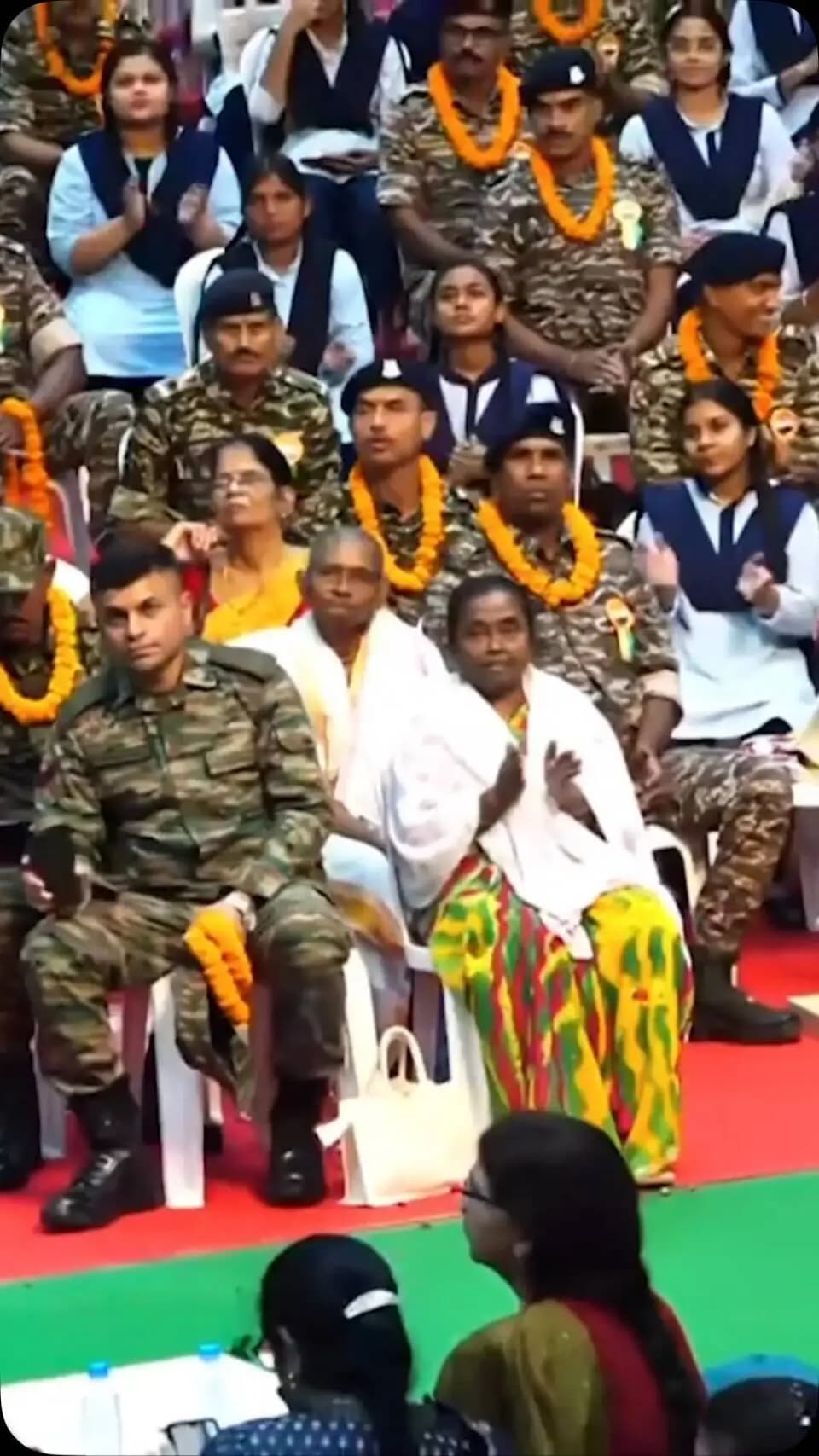 स्व-सहायता समूहों के माध्यम से हमारी बहनें आर्थिक रूप से सशक्त, आत्मनिर्भर और स्वावलंबी बन रही हैं। शासन की जनकल्याणकारी योजनाओं का लाभ उठाकर वे अपने हुनर और मेहनत से नई पहचान बना रही हैं और बड़ी संख्या में ‘लखपति दीदी’ बनकर अपने परिवार की खुशहाली के साथ प्रदेश की अर्थव्यवस्था को भी नई गति दे रही हैं।
— श्री विष्णु देव साय
मुख्यमंत्री, छत्तीसगढ़
@vishnudeosai
@wcd_cg
#LakhpatiDidi #WomenEmpowerment #SnehKiDor #RakshaBandhan2026 #VishnuBhaiya Sushasansarkar Chhattisgarh