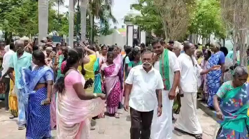 திருவண்ணாமலை: மாநகராட்சியோடு ஊராட்சியில் இணைத்ததற்கு எதிர்ப்பு தெரிவித்து மாநகராட்சி அலுவலகம் முன்பு பெண்கள் திரண்டதால் பரபரப்பு