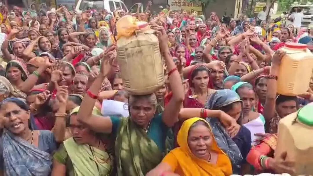 खंडवा नगर: सिर पर अवैध शराब लेकर 12 गांवों की महिलाएं कलेक्टर कार्यालय पहुंचीं, बोलीं- 'बंद करो ये कारोबार'