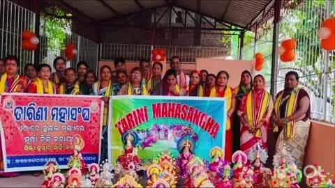 କଟକ ସଦର: କଟକ କୁମ୍ଭାର ସାହିରେ ମହିଳା ମାନଙ୍କ ଦ୍ଵାରା ବୃତ୍ତି ପ୍ରଦର୍ଶନୀ