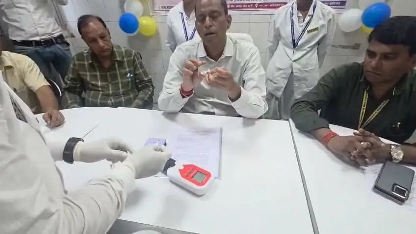 “एनीमिया मुक्त बिहार विशेष अभियान” का शुभारम्भ
लखीसराय जिले में 30 नवंबर तक चलेगा विशेष अभियान, 1.50 लाख लाभार्थियों की एनीमिया जांच का लक्ष्य
राज्य में एनीमिया की रोकथाम एवं नियंत्रण के उद्देश्य से “एनीमिया मुक्त बिहार विशेष अभियान” का शुभारम्भ आज दिनांक 25 अगस्त 2026 से किया गया।
यह विशेष अभियान 30 नवंबर 2026 तक संचालित किया जाएगा। अभियान का राज्य स्तरीय शुभारम्भ माननीय मुख्यमंत्री, बिहार द्वारा आज अपराह्न 3:00 बजे किया गया।
इसी क्रम में लखीसराय जिले में भी अभियान का शुभारम्भ जिला पदाधिकारी, लखीसराय की अध्यक्षता में किया गया।
सभी पात्र लाभार्थियों की होगी एनीमिया जांच
विशेष अभियान के दौरान सभी आयु वर्ग के लोगों, विशेष रूप से बच्चों, किशोर-किशोरियों, प्रजनन आयु वर्ग की महिलाओं, गर्भवती एवं धात्री महिलाओं को प्राथमिकता देते हुए एनीमिया की जांच, उपचार, परामर्श एवं आवश्यकता के अनुसार रेफरल की सुविधा उपलब्ध कराई जाएगी।
अभियान के तहत जिला अस्पताल से लेकर आयुष्मान आरोग्य मंदिर तक सभी सरकारी स्वास्थ्य संस्थानों, सामुदायिक स्तर पर आयोजित VHSND/PMSMA सत्रों तथा विद्यालयों में RBSK मोबाइल हेल्थ टीम के माध्यम से एनीमिया की जांच की जाएगी। जांच के लिए डिजिटल हीमोग्लोबिनोमीटर का उपयोग किया जाएगा।
अभियान के लिए blood test हेतु उपकरण भी जिला सदर अस्पताल को प्राप्त हुआ है। वहां उपस्थित सभी पदाधिकारी एवं सभी प्रशिक्षु NURSES /ANM/ DOCTORS का blood test करके उपकरण चलाने का प्रशिक्षण दी गई ।
05 से 09 वर्ष के बच्चे (कक्षा 1 से 5)
10 से 19 वर्ष के किशोर एवं किशोरियां (कक्षा 6 से 12)
20 से 49 वर्ष की प्रजनन आयु वर्ग की महिलाएं
गर्भवती महिलाएं
धात्री महिलाएं
पुरुष एवं अन्य सभी पात्र लाभार्थी
लखीसराय जिले में प्रति पंचायत प्रतिदिन 25 लाभार्थियों की एनीमिया जांच के लक्ष्य के आधार पर अभियान अवधि में कुल 1,50,000 लाभार्थियों की जांच का लक्ष्य निर्धारित किया गया है।
जांच के बाद उपचार एवं रेफरल की व्यवस्था
जांच में एनीमिया पाए जाने पर हीमोग्लोबिन के स्तर के अनुसार आवश्यक उपचार एवं चिकित्सकीय परामर्श उपलब्ध कराया जाएगा। जरूरत के अनुसार लाभार्थियों को आयरन-फोलिक एसिड (IFA) की गोलियों का वितरण किया जाएगा।
मध्यम एवं गंभीर एनीमिया से पीड़ित लाभार्थियों को आवश्यकतानुसार उच्च स्वास्थ्य संस्थानों में रेफर किया जाएगा। वहीं, गर्भवती महिलाओं में गंभीर एनीमिया की स्थिति में चिकित्सकीय निगरानी में आवश्यक उपचार सुनिश्चित किया जाएगा।
अभियान के दौरान केवल एनीमिया की जांच तक ही सीमित नहीं रहते हुए पोषण संबंधी परामर्श पर भी विशेष ध्यान दिया जाएगा। लाभार्थियों को एनीमिया की रोकथाम एवं प्रबंधन, स्थानीय स्तर पर उपलब्ध आयरन युक्त खाद्य पदार्थों, संतुलित एवं पौष्टिक आहार तथा अन्य आवश्यक पोषण संबंधी जानकारी दी जाएगी।
एनीमिया जांच के परिणामों की नियमित ऑनलाइन रिपोर्टिंग की जाएगी तथा एनीमिया से पीड़ित लाभार्थियों के उपचार, फॉलो-अप एवं परामर्श की व्यवस्था सुनिश्चित की जाएगी।
अभियान को सफल बनाने में आशा, एएनएम, सामुदायिक स्वास्थ्य अधिकारी (CHO), RBSK मोबाइल हेल्थ टीम, लैब टेक्नीशियन, परामर्शदाता, जीविका CM एवं अन्य स्वास्थ्यकर्मियों की महत्वपूर्ण भूमिका रहेगी।
जिला स्वास्थ्य समिति, लखीसराय ने आमजनों से अपील की है कि वे “एनीमिया मुक्त बिहार विशेष अभियान” का लाभ उठाते हुए अपने परिवार के बच्चों, किशोर-किशोरियों, महिलाओं एवं अन्य पात्र सदस्यों की एनीमिया जांच अवश्य कराएं। चिकित्सकीय सलाह के अनुसार आयरन-फोलिक एसिड की दवा का सेवन करें तथा आयरन युक्त एवं संतुलित पौष्टिक आहार को अपने दैनिक भोजन का हिस्सा बनाएं।
उद्घाटन कार्यक्रम में सिविल सर्जन, लखीसराय, DIO, DS, DPM, DPC, DCM, HM सहित स्वास्थ्य विभाग के अन्य पदाधिकारी एवं कर्मी उपस्थित रहे।
प्रेस विज्ञप्ति
दिनांक 25.08.2026