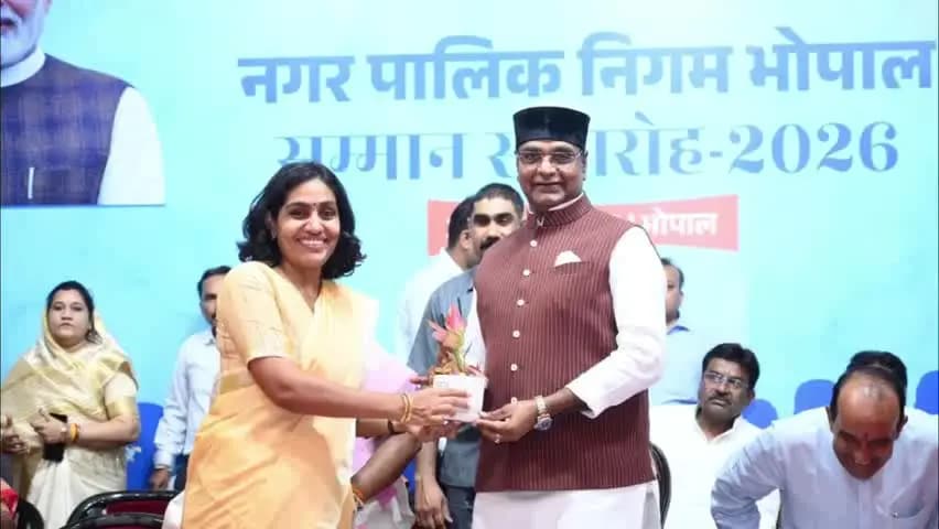 बैरसिया: भोपाल नगर पालिका निगम द्वारा मानस भवन में आयोजित सम्मान समारोह में शामिल हुए मंत्री विश्वास सारंग