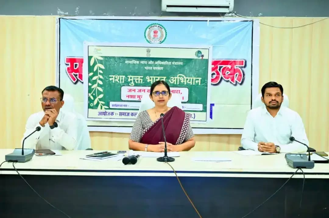 कलेक्टर श्रीमती रोक्तिमा यादव की अध्यक्षता में एनकॉर्ड एवं नशा मुक्त भारत अभियान की जिला स्तरीय समिति की मासिक बैठक आयोजित हुई।
अवैध शराब की बिक्री एवं परिवहन पर सख्त कार्रवाई, मेडिकल दुकानों की नियमित जांच, खाद्य पदार्थों में मिलावट पर रोक और नशामुक्ति केंद्र में मरीजों की नियमित काउंसलिंग के निर्देश दिए गए।
नशामुक्त कोरिया—स्वस्थ, सुरक्षित और जागरूक कोरिया।
#NashaMuktBharat #NashaMuktKorea #DrugFreeIndia #Korea #DistrictAdministration