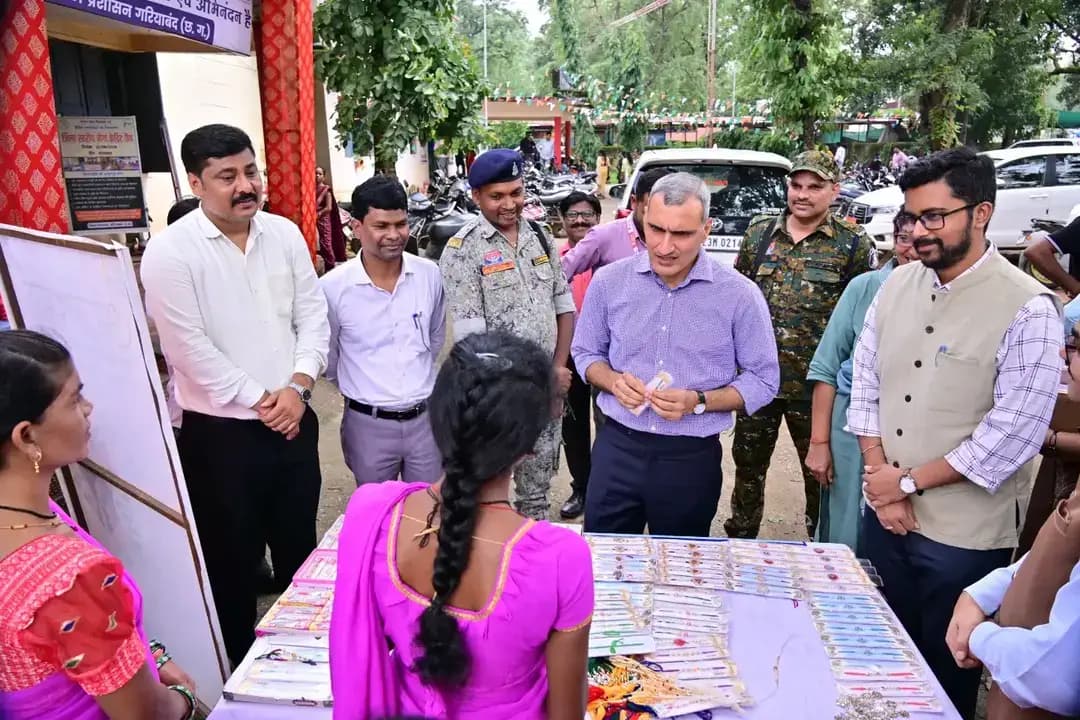 कलेक्ट्रेट एवं जनपद पंचायत परिसर में आकांक्षा हाट के माध्यम से गायत्री स्व सहायता समूह की महिलाओं ने हस्तनिर्मित राखियों की दुकान लगाई।
खेती-किसानी के साथ प्रतिदिन 2–3 घंटे अतिरिक्त समय देकर महिलाओं ने इस सीजन में करीब 1,000 राखियां तैयार कर 8 हजार रुपये से अधिक की बिक्री की है। सिलाई-कढ़ाई जैसी अन्य आजीविका गतिविधियों से भी महिलाएं अपनी आय बढ़ा रही हैं।
कलेक्टर श्री रणबीर शर्मा एवं जिला पंचायत सीईओ श्री प्रखर चंद्राकर ने राखियां खरीदकर महिलाओं का उत्साहवर्धन किया और उनके प्रयासों की सराहना की।
स्थानीय हुनर, स्थानीय बाजार और आत्मनिर्भरता की नई राह—बिहान की दीदियां बन रहीं बदलाव की मिसाल।
#Gariyaband #AakankshaHaat #Bihan #SelfHelpGroup #WomenEmpowerment AatmanirbharNari